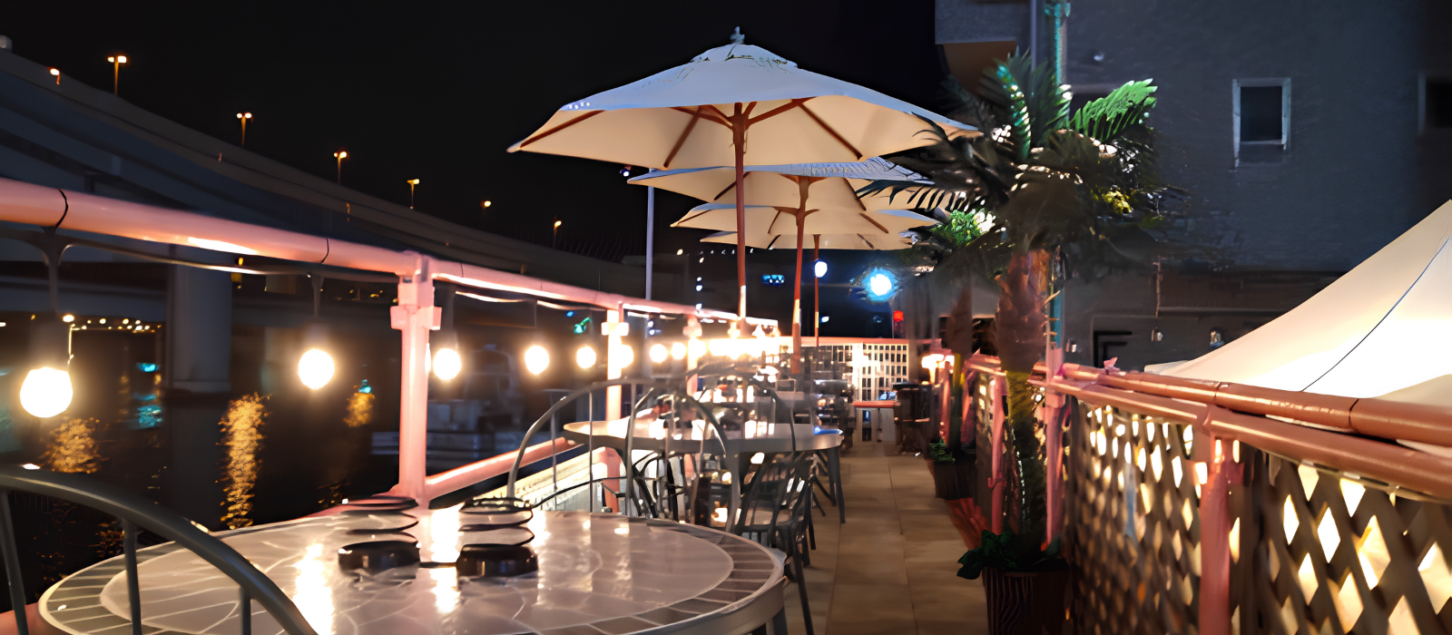 夜景と海風を楽しめるSEASIDE GARDENのテラス席