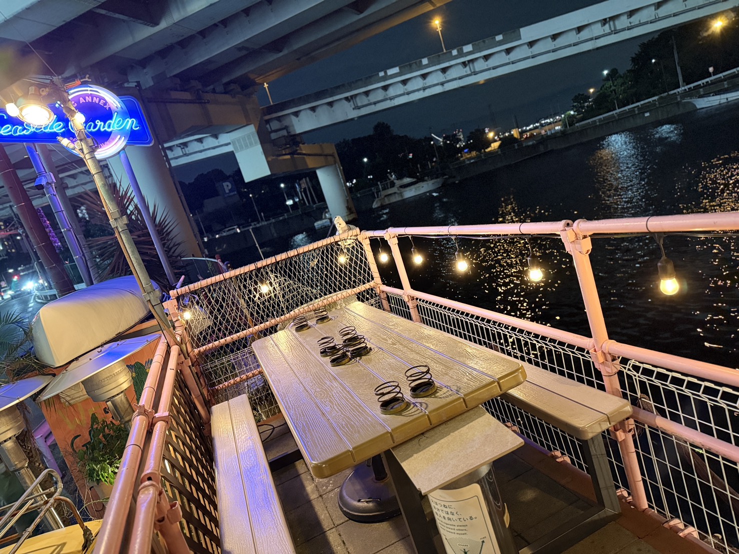 SEASIDE GARDENの海辺のテラス席