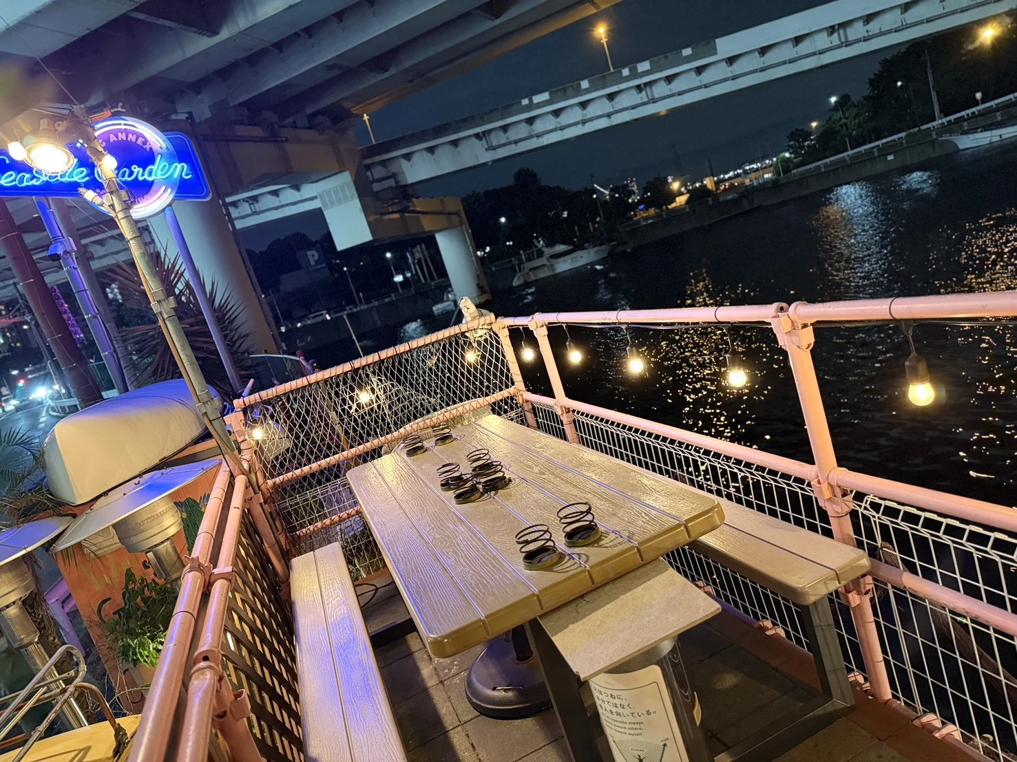 SEASIDE GARDENの海辺のテラス席